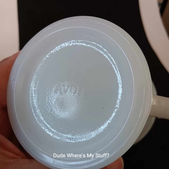 VINTAGE AVON MILK GLASS LOCOMOTIVE COFFEE/TEA MUG - HOLDS 8 OUNCES - Picture 2 of 5